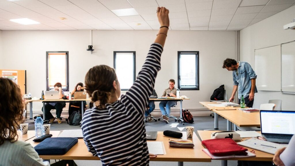 eleves-levent-le-doigt-en-classe