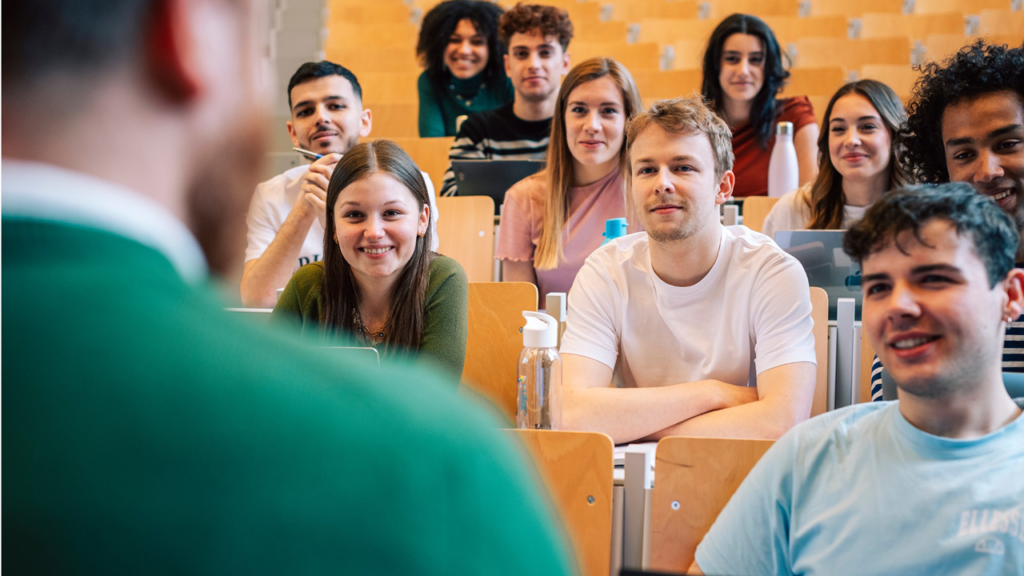 etudiants-souriants-ecoutent